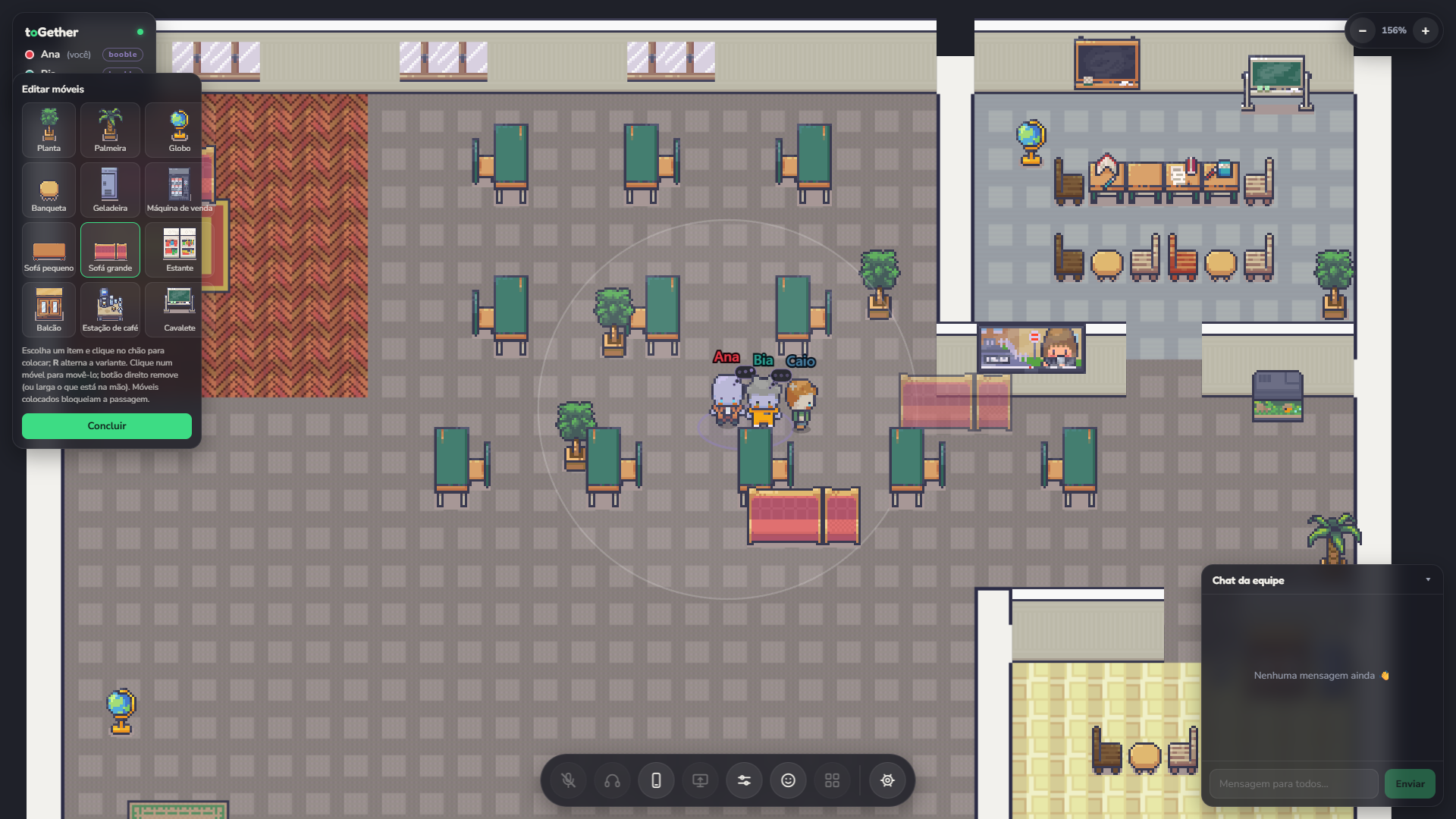 Editor de muebles abierto: paleta con plantas, sofás y mostradores, objetos colocados en el mapa y una vista previa translúcida siguiendo el cursor
