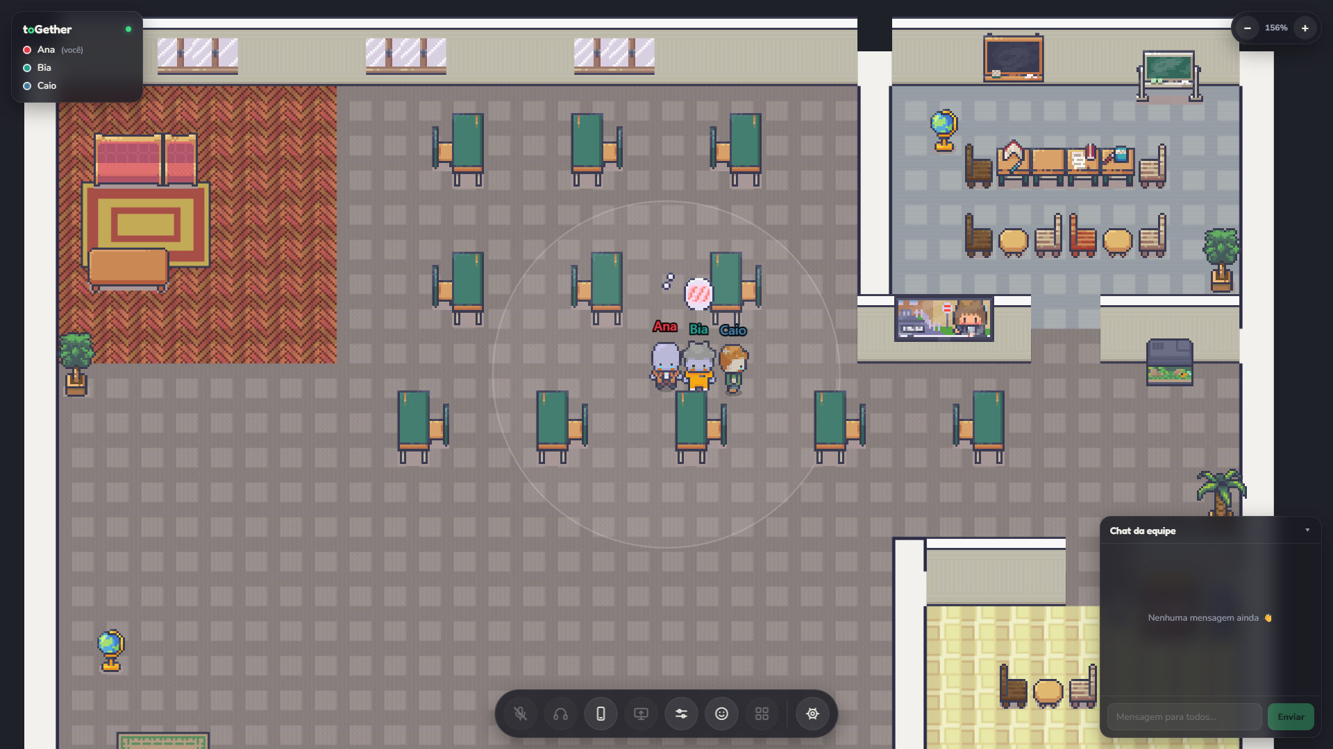 Tres avatares en pixel art reunidos en medio de una oficina virtual, con círculo de proximidad, reacciones en el aire, lista de presencia y chat